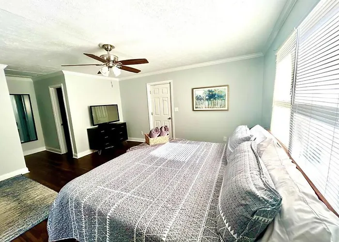 Villa Downtown Charm, 3 Bdr, Near Rest And Bars